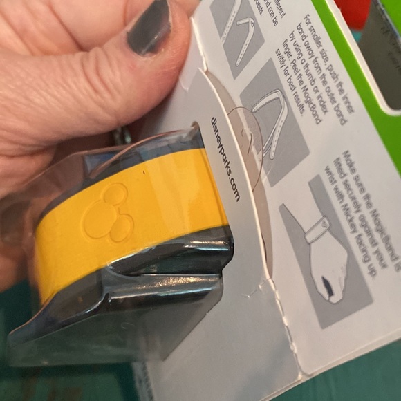 Rare and HTF Disney Parks Magic Band Chip and Dale. Unlinked and new in Package! - Picture 4 of 5